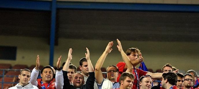 Takhle rozhodčí Janoch (uprostřed s brýlemi) a Grimm (vpravo v bílém triku) podporovali Plzeň při zápase s Atlétikem