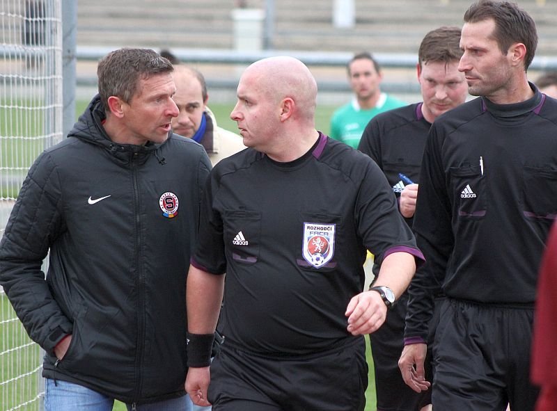 Rozhořčený sparťanský kouč Martin Hašek hovoří s rozhodčím Svatíkem. S tužkou v pozadí asistent Bacík