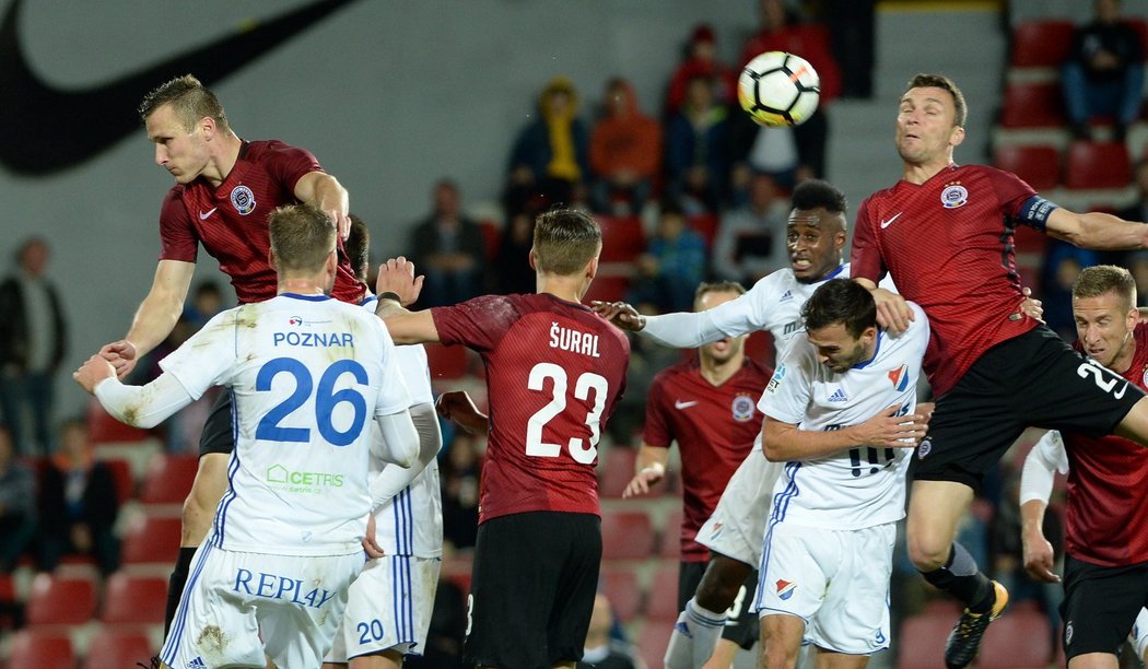 Fotbalisté Sparty se snaží vstřelit gól v neúspěšném duelu MOl Cupu s Baníkem Ostrava