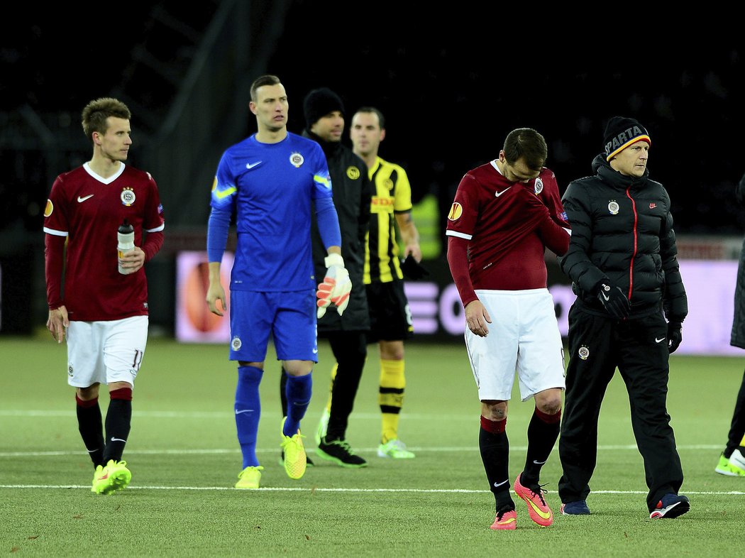 Fotbalové jaro v Evropské lize nebude. Sparta nezvládla bez zraněného kapitána Davida Lafaty přímý souboj o postup na hřišti Young Boys Bern, po penaltě Guillauma Hoaraua a brance Renata Steffena v nastavení prohrála 0:2.