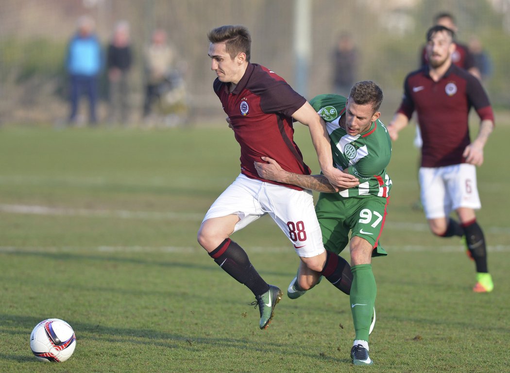 Sparta hrála s Ferencvárosem 0:0, nastoupila i jedna z posil, rumunský bek Bogdan Vatajelu