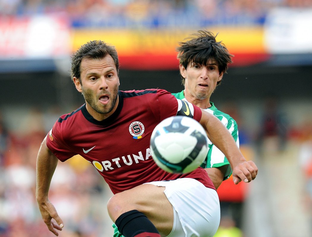 Sparťanský záložník Patrik Berger v souboji s Lukášem Adamem z Bohemians 1905