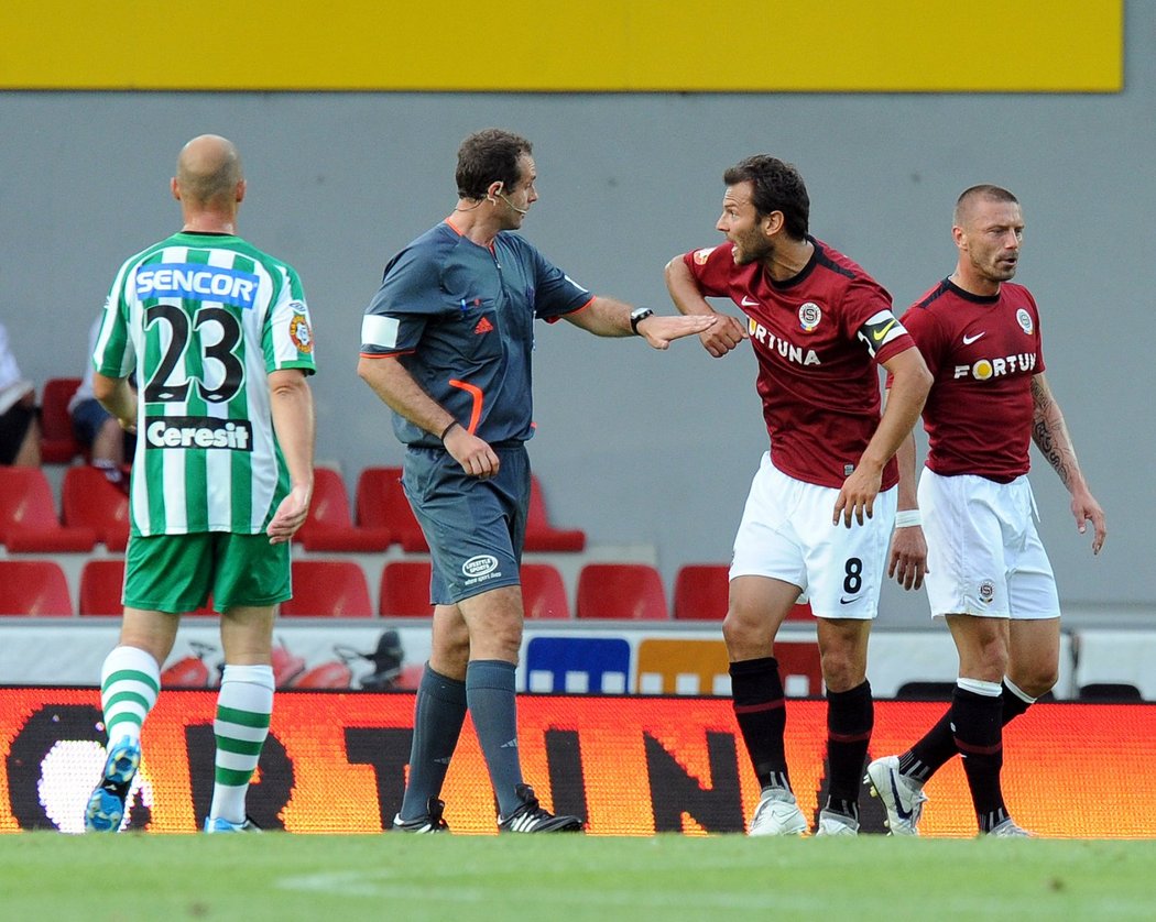 Patrik Berger (vpravo) si stěžuje rozhodčímu Liboru Kovaříkovi