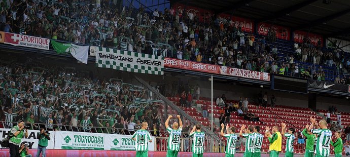 Fotbalisté Bohemians 1905 děkují fanouškům po bezbrankové remíze na Spartě