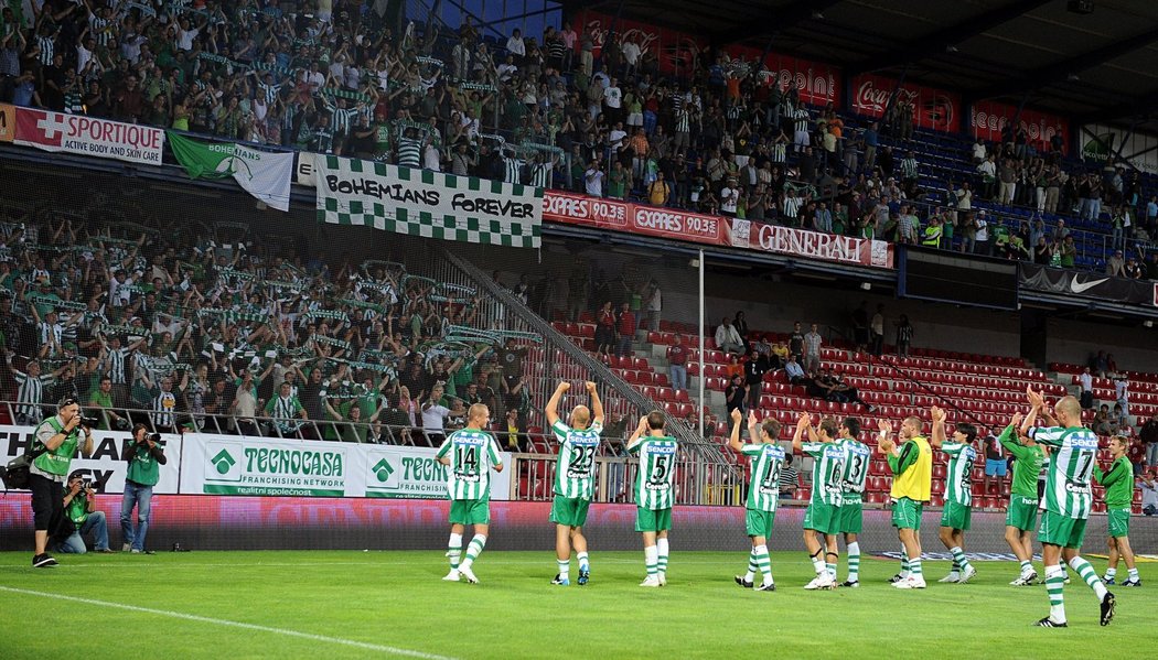 Fotbalisté Bohemians 1905 děkují fanouškům po bezbrankové remíze na Spartě