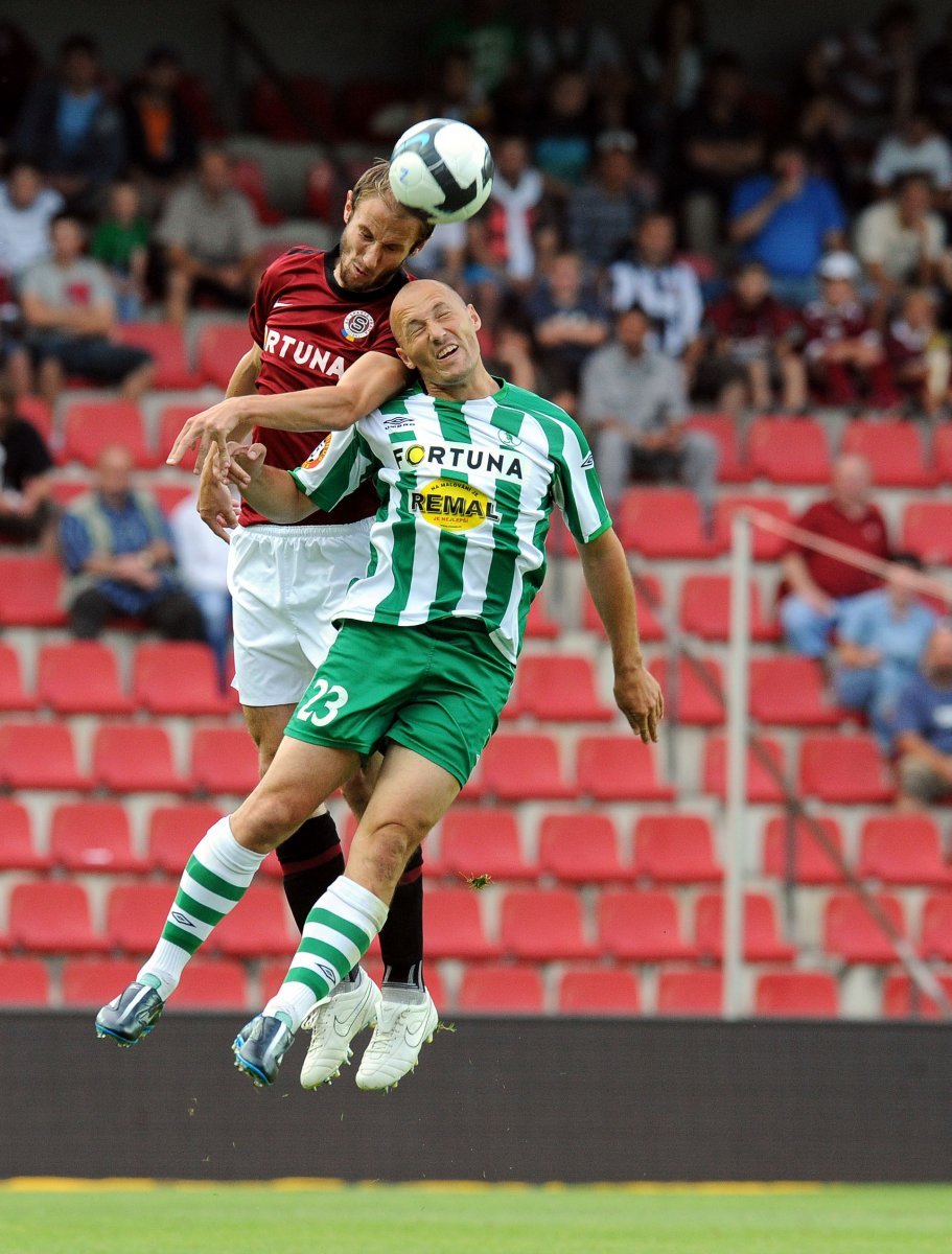 Sparťan Roman Hubník (vlevo) ve vzdušném souboji s Luďkem Zelenkou z Bohemians 1905