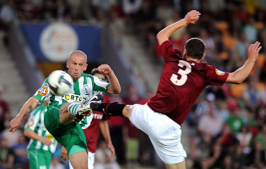 Sparťan Manuel Pamič (vpravo) v drsném souboji s Lukášem Hartigem z Bohemians 1905