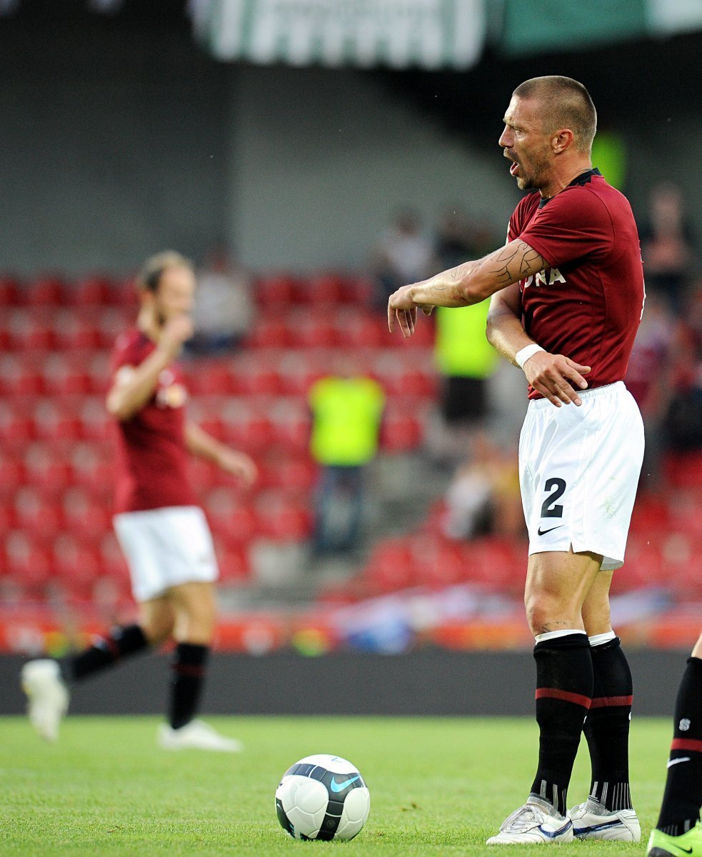 Tomáš Řepka se protahuje při derby proti Bohemians 1905