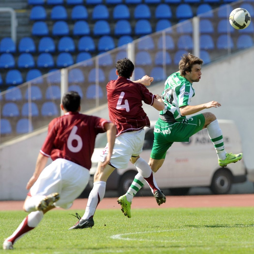 Sparťanští Sergio Peter a Jakub Rada stíhají bohemáckého Morávka