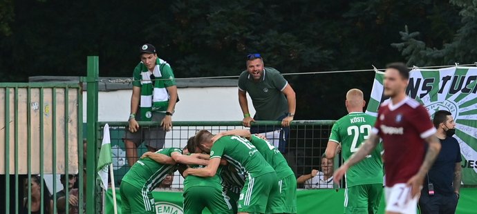 Fotbalisté Bohemians ve chvíli, kdy vstřelili branku do sítě Sparty