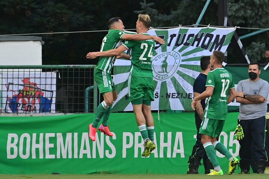 Fotbalisté Bohemians ve chvíli, kdy vstřelili branku do sítě Sparty