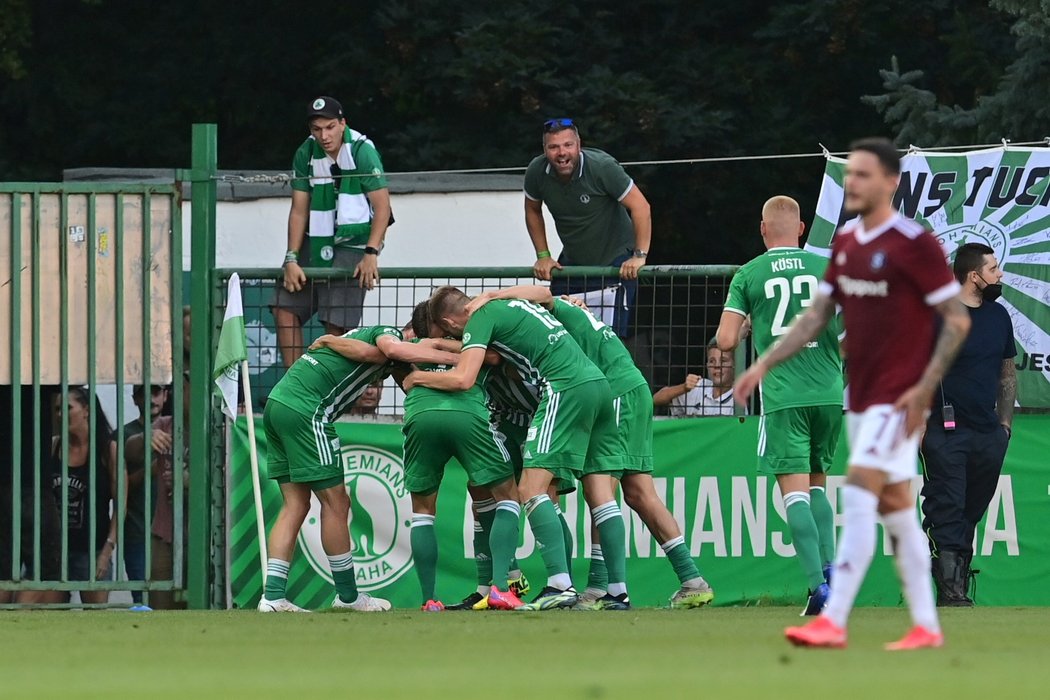 Fotbalisté Bohemians ve chvíli, kdy vstřelili branku do sítě Sparty