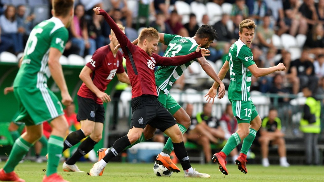 Sparťanský univerzál Martin Frýdek se snaží prosadit přes obranu Bohemians