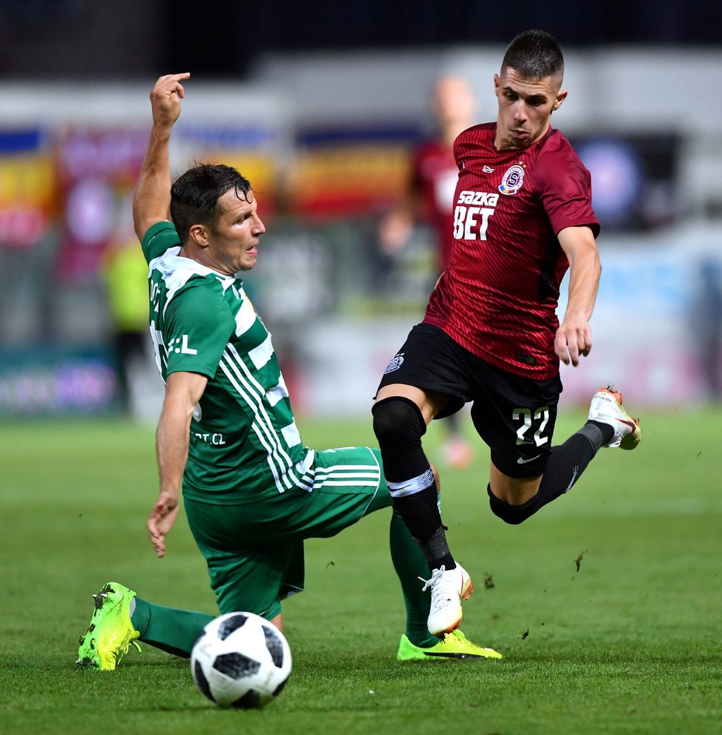 Srdjan Plavšič ze Sparty se snaží přejít přes bránícího Dostála z Bohemians