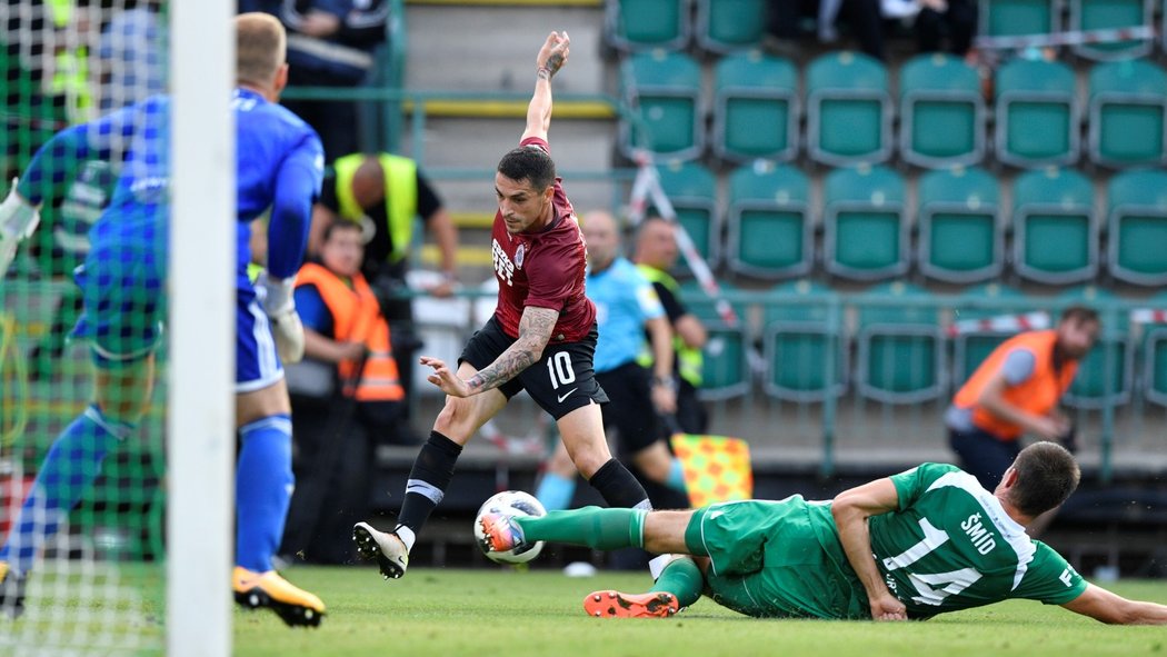 Sparťanský záložník Nicolae Stanciu se snaží centrovat balon před banku Bohemians