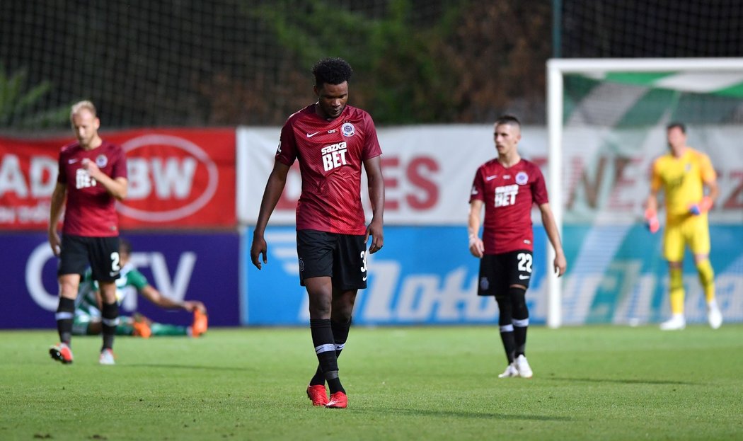 Zklamaní fotbalisté Sparty po remíze 1:1 na hřišti Bohemians