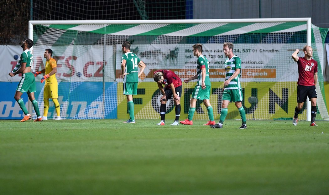 Vyčerpaní fotbalisté po utkání Bohemians se Spartou