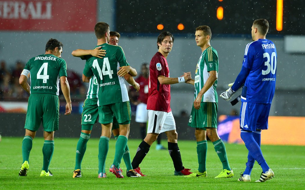 Tomáš Rosický míjí slavící klubko fotbalistů Bohemians, kteří proti Spartě uhráli remízu 1:1