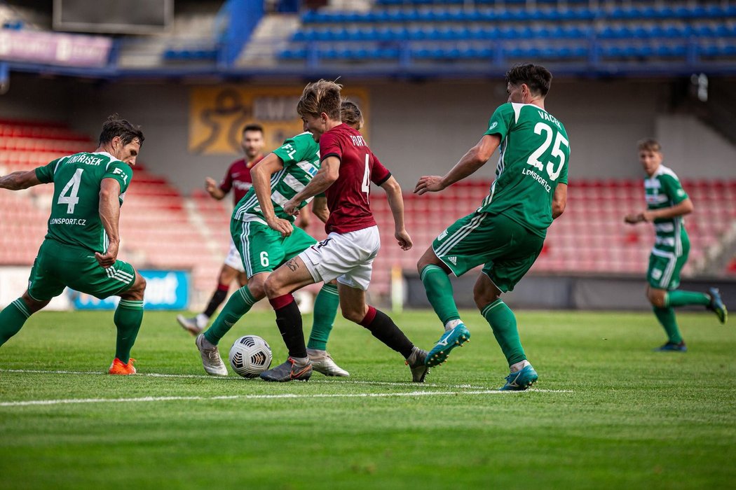 Jan Fortelný se prodírá obranou Bohemians