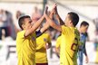 Sparta vede 2:0. David Lafata gratuluje ke gólu Josefu Hušbauerovi