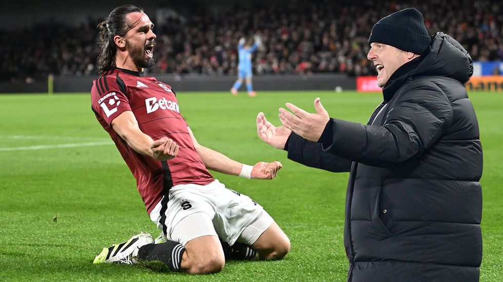 VAR zrušil na Letné (nadbytečně) 2 góly: Veselý tleskal, druhý přezkum trval přes tři minuty VAR zrušil na Letné (nadbytečně) 2 góly: Veselý tleskal, druhý přezkum trval přes tři minuty