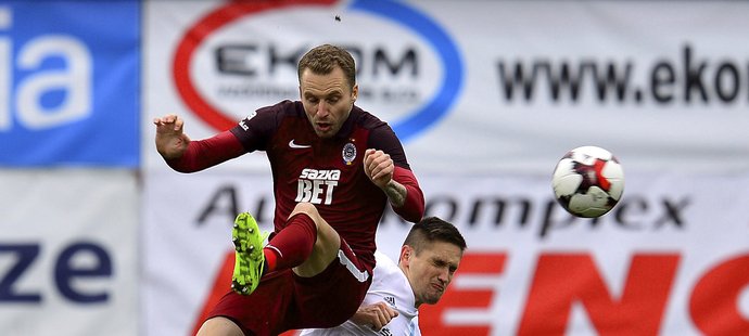 Sparťanský stoper Michal Kadlec v souboji s Lukášem Železníkem z Mladé Boleslavi