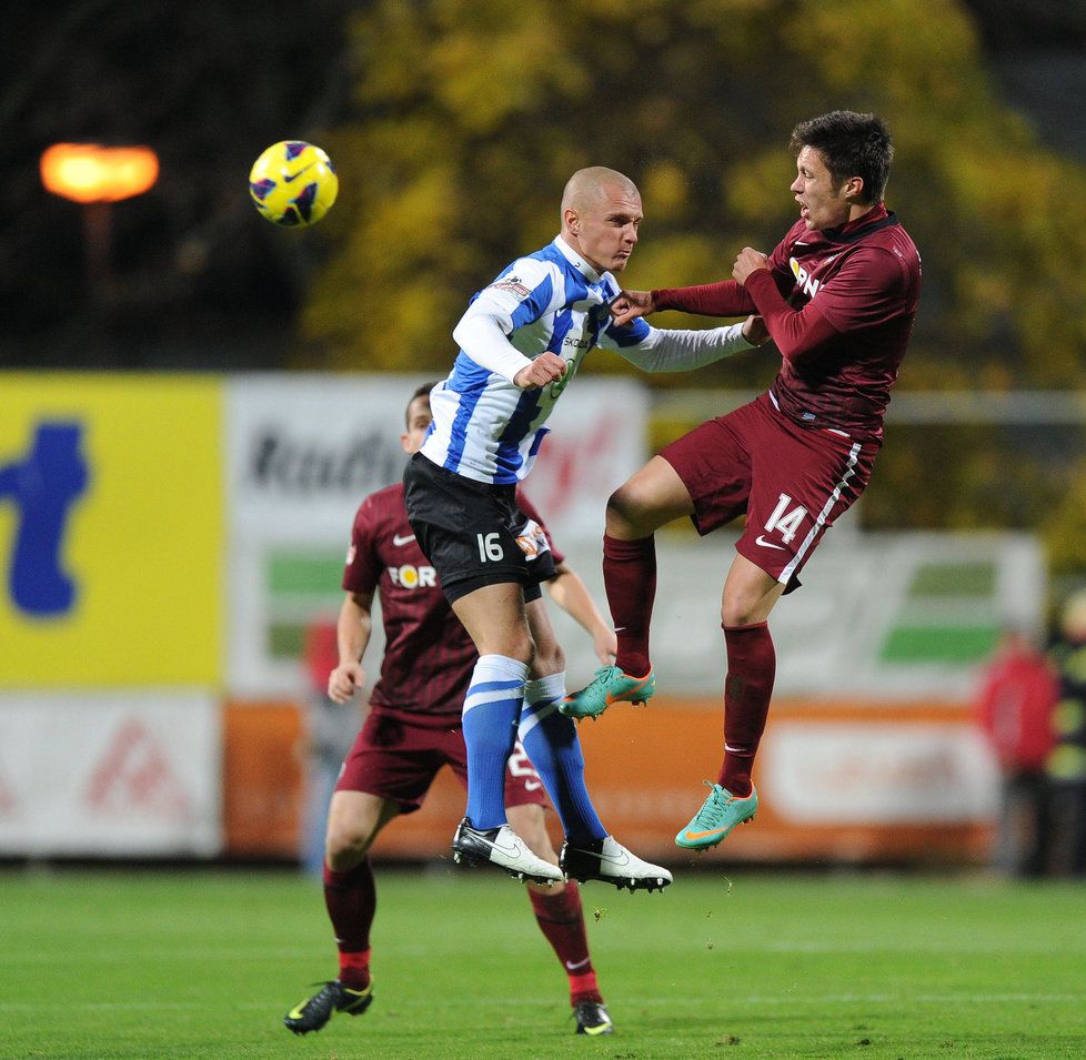 Následně otřesený Kadlec padá k zemi