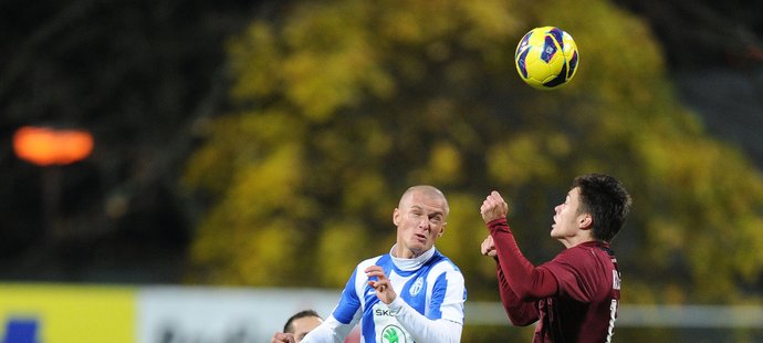 Martin Nešpor a Václav Kadlec vyskakují k nevinně vyhlížejícímu hlavičkovému souboji