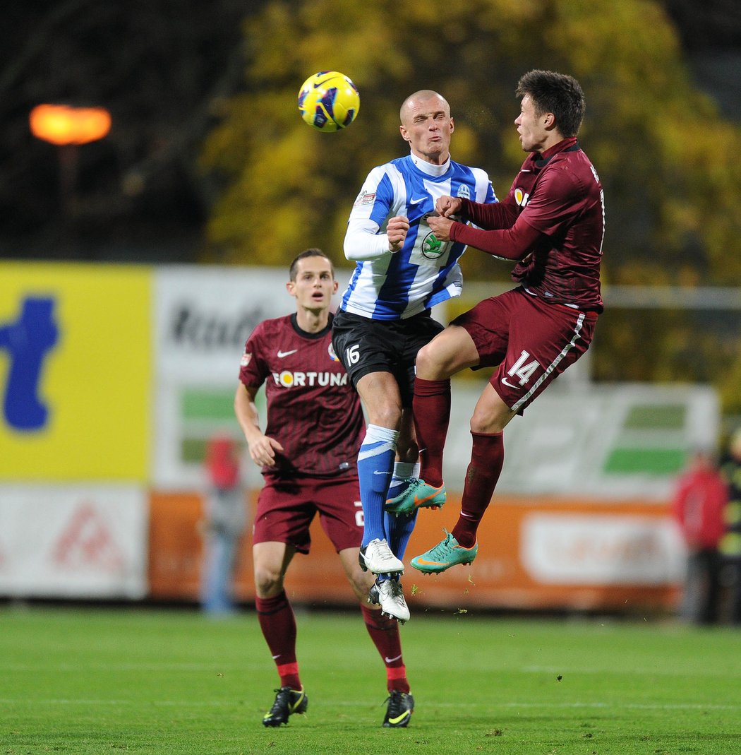 Václav Kadlec odlétává od svého soupeře