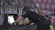 Rozhodčí Pavel Orel během zápasu dvakrát využil pomoc videa