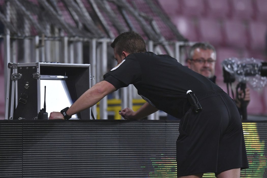 Rozhodčí Pavel Orel během zápasu dvakrát využil pomoc videa