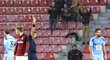 Sudí Jan Jílek ukazuje červenou kartu Milanu Barošovi v utkání Mladé Boleslavi se Spartou