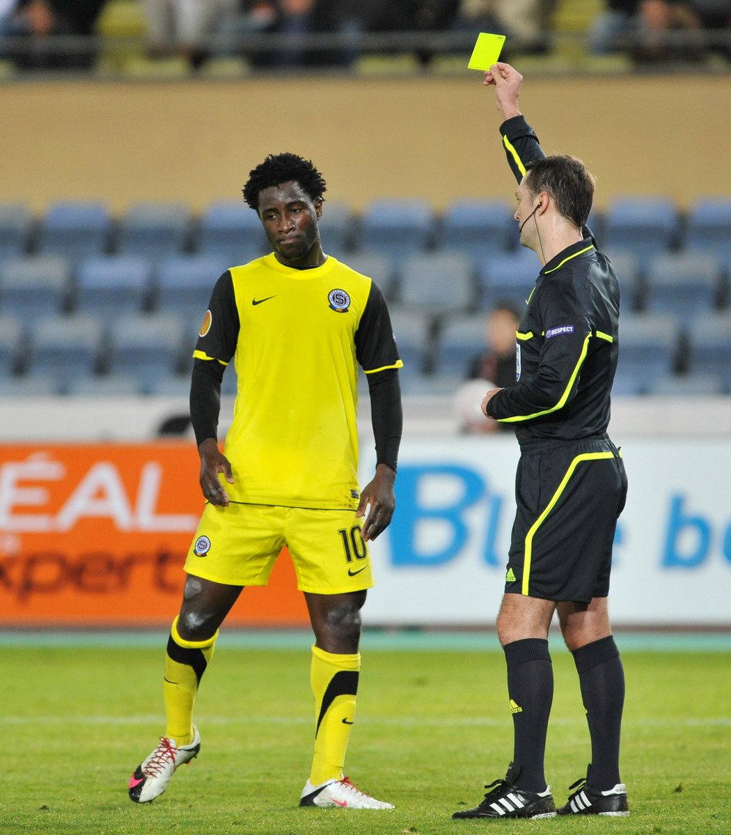 Bony Wilfried byl po strkanici před brankou rád za žlutou kartu