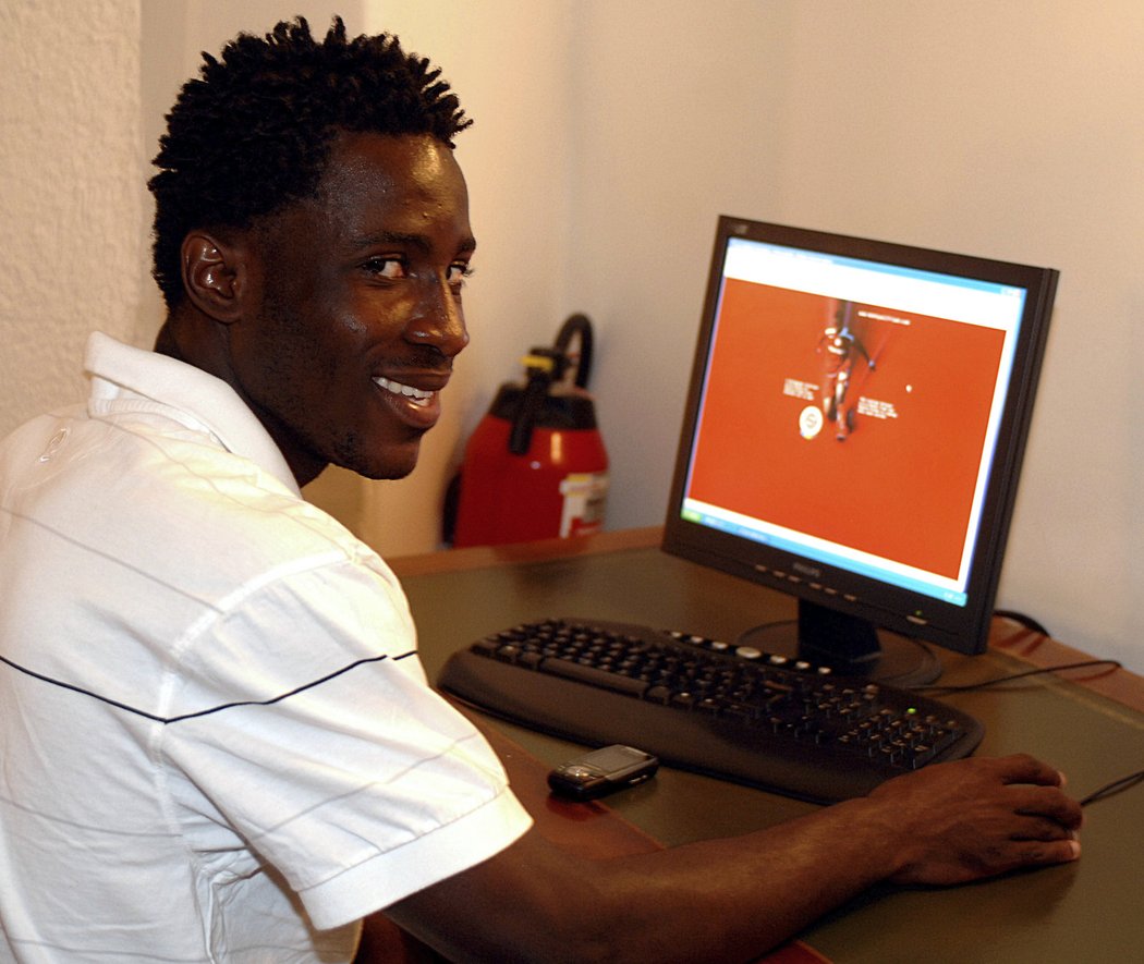 Bony Wilfried u počítače při svém angažmá ve Spartě