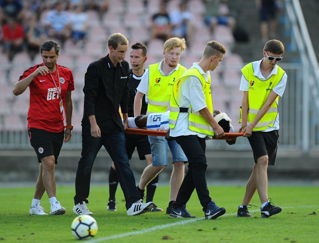 Georges Mandjeck musel v prvním poločase střídat kvůli zranění