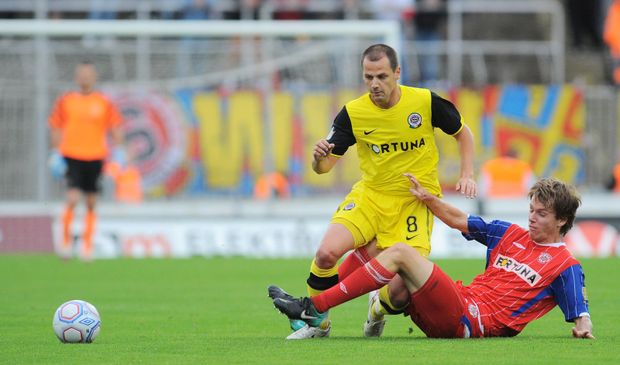 Matějovský se prodírá přes Střeštíka. Matějovský se prodírá přes Střeštíka.