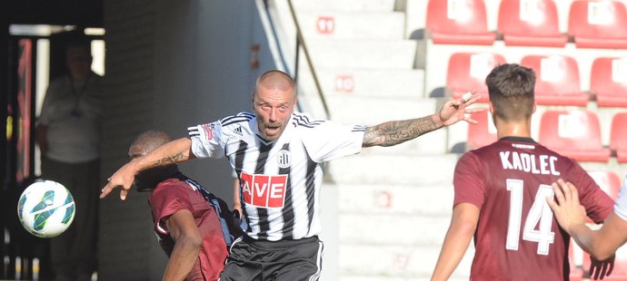 Zápas Sparta - České Budějovice ze sezony 2012/13: Řepka si hlídá domácího Kweukeho... ale při dvou gólech při této činnosti selhal
