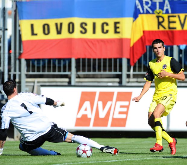 Jiří Jeslínek před brankářem Kučerou. Jiří Jeslínek před brankářem Kučerou.
