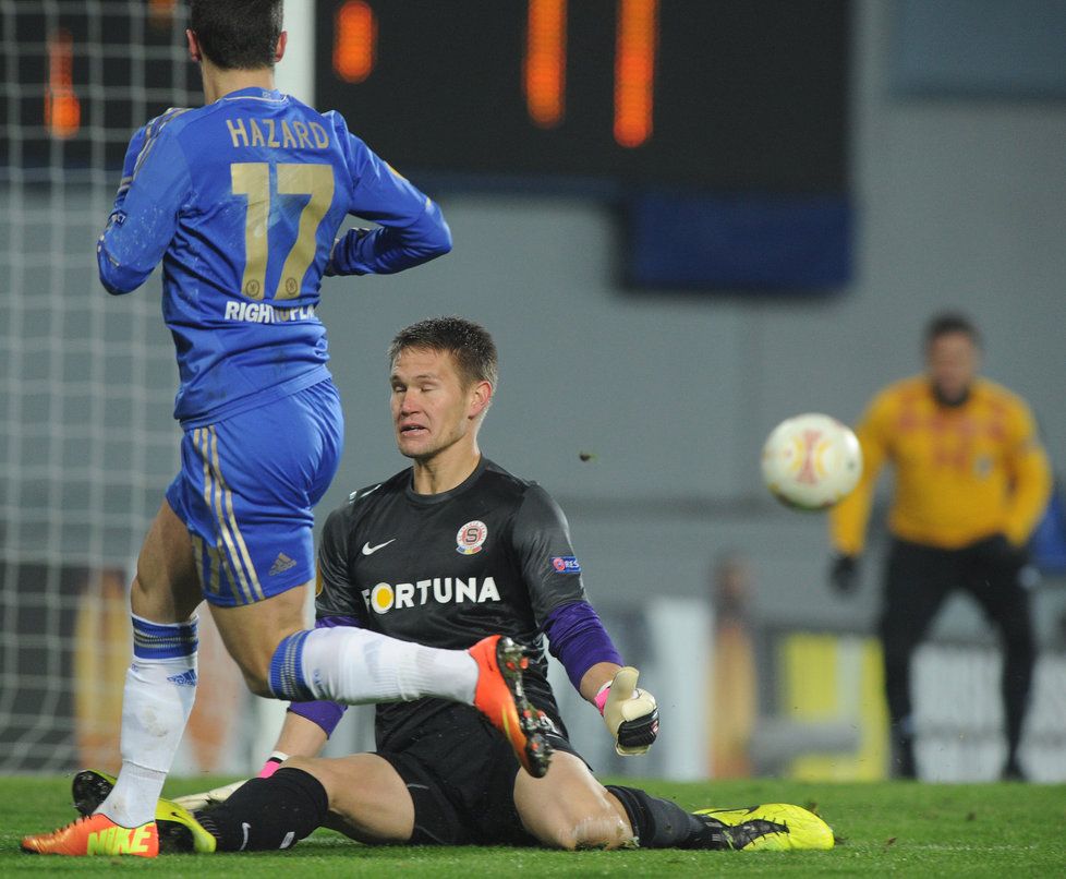 Šance Hazarda před Tomášem Vaclíkem v prvním zápase Evropské ligy, kdy na Letné vyhrála Chelsea 1:0. Tehdy se Hazard netrefil, v odvetě už ano.