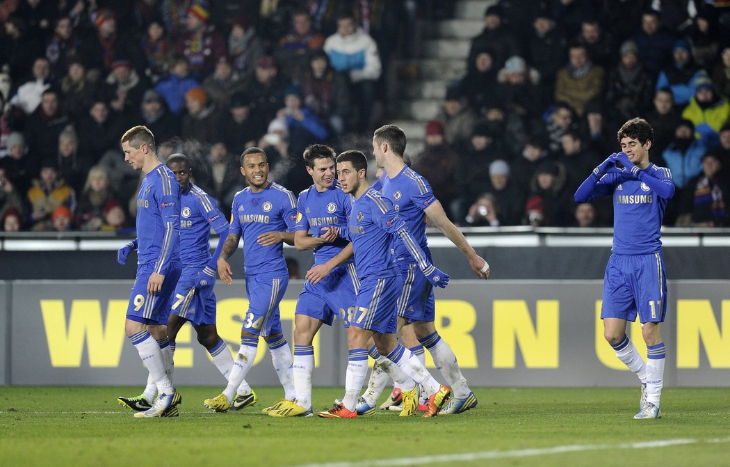 Chelsea slaví gól Oscara (vpravo), který ukazuje, v jak výjimečný den se trefil do sítě Sparty