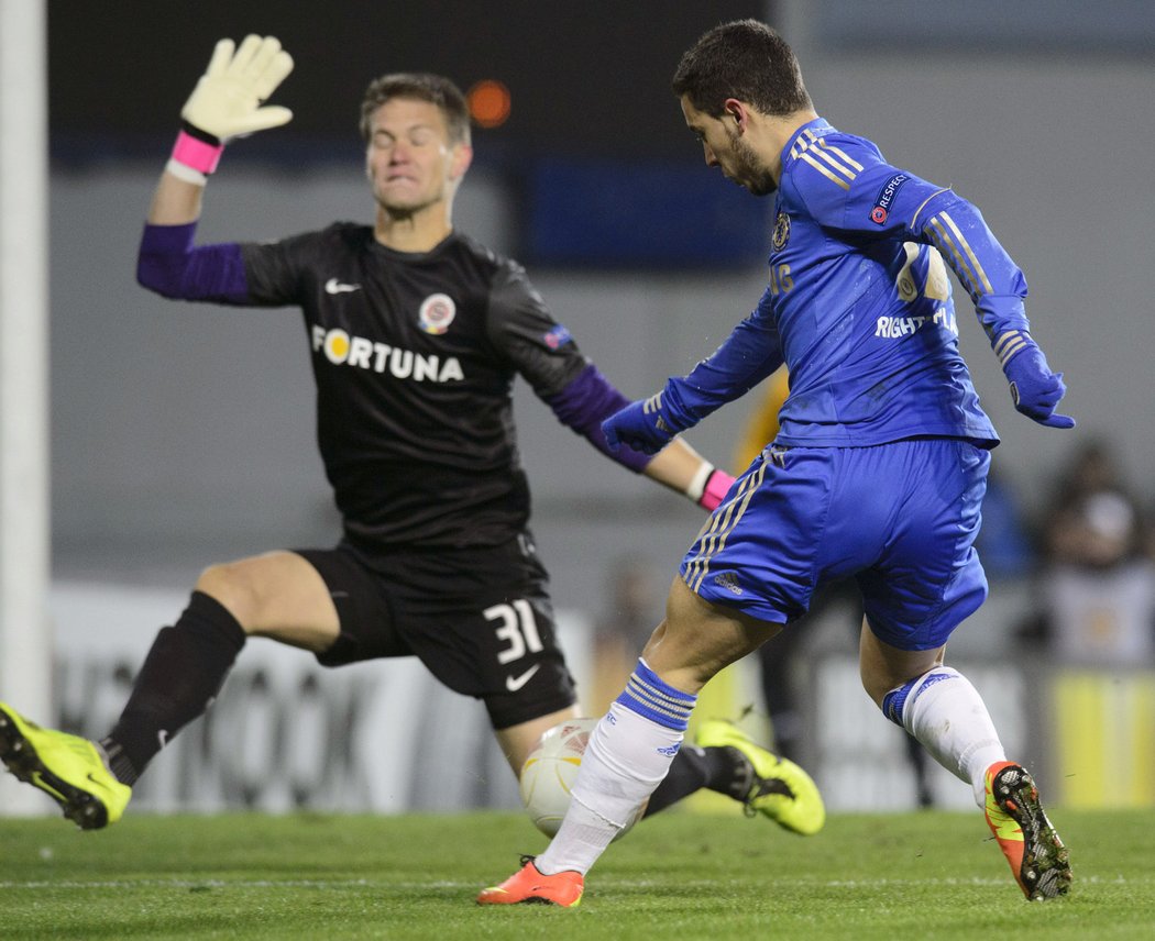 Tomáš Vaclík se staví proti střele Edena Hazarda