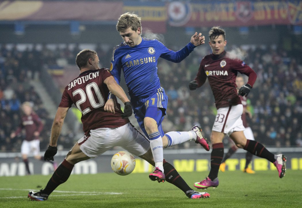 Sparťanský obránce Tomáš Zápotočný a Marko Marin z Chelsea bojují o míč