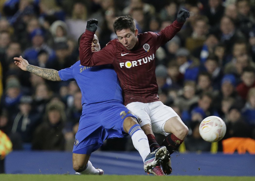 Tomáš Přikryl bojuje o míč na hřišti Chelsea