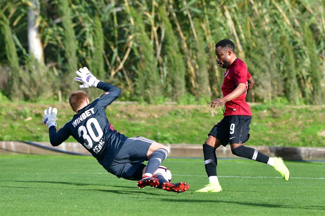 Guélor Kanga v generálce s CSKA Sofia