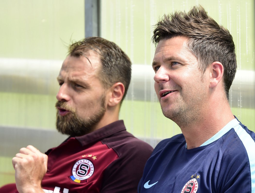 David Holoubek (vpravo) je novým členem trenérského týmu ve fotbalové Spartě. Na lavičce sleduje dění vedle záložníka Marka Matějovského.