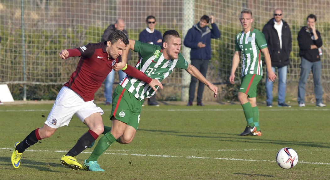 Kapitán Sparty David Lafata bojuje o míč v zápase s Ferencvárosem