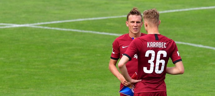 Fotbalisté Sparty - zkušený kapitán Bořek Dočkal a mladý talent Adam Karabec