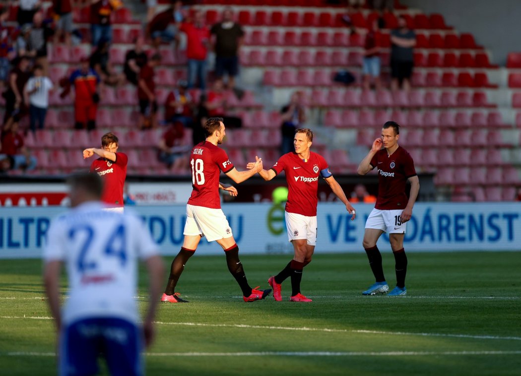 Bořek Dočkal gratuluje ke gólu Liboru Kozákovi