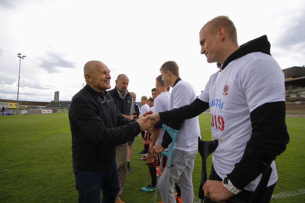 Jaroslav Hřebík gratuluje sparťanským dorostencům k mistrovskému titulu