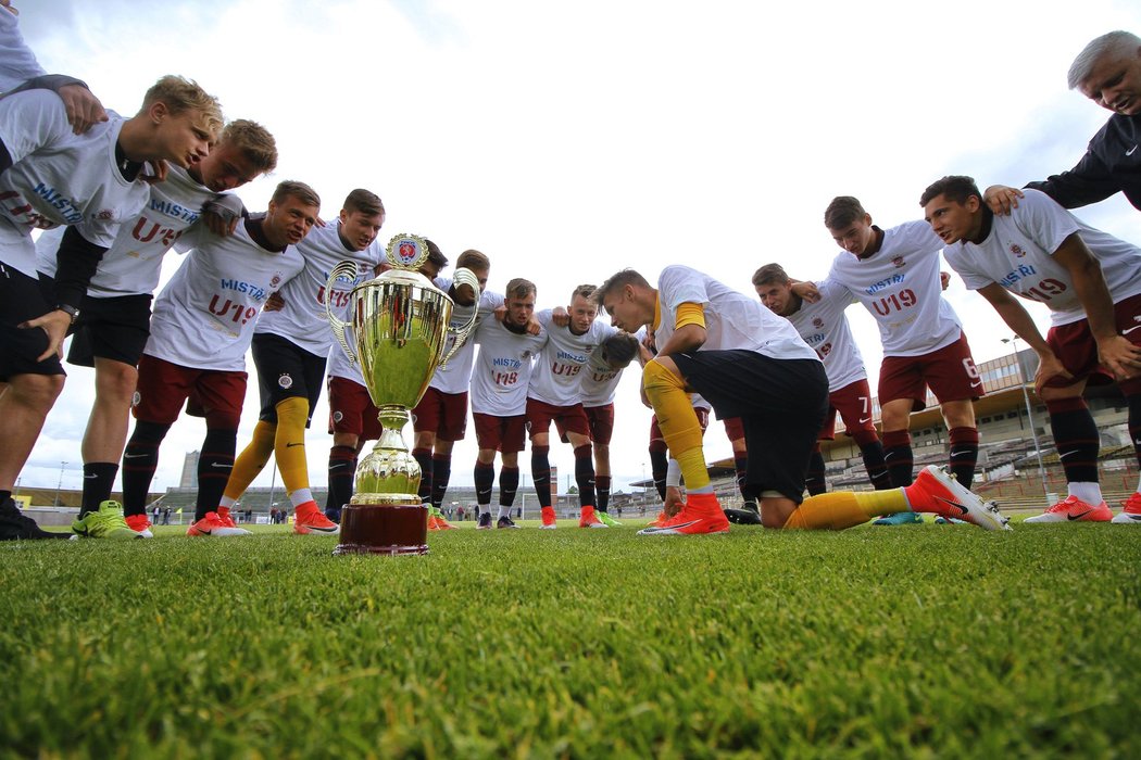 Sparťanský dorost do 19 let slaví s trofejí